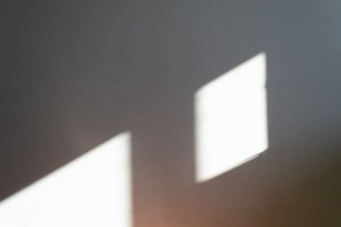 Duvardaki güneşten gelen gölge. Güneş beton bir duvara gölge düşürüyor