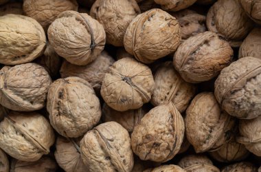 Yakın plan kabuklu ceviz yığını. Organik ürünler. Doğal arkaplan.