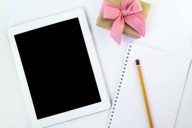 Not defteri, tablet ve hediye kutusu. İnternetten alışveriş. İnternetten hediye seçiliyor