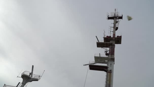 レーダー塔だ。海上航行。ナビゲーションシステム。ウォーキー・トーキー。GPS — ストック動画