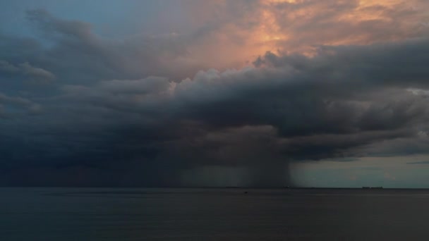 Часові знімки Лапсе. Буря, гроза в морі, океані. Стіна дощу і штормові хмари рухаються над кораблями, закріпленими на морі . — стокове відео