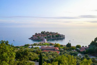 Ada Aman Sveti Stefan Karadağ 'ın en pahalı tatil beldelerinden biri. Villa Milocer, Yugoslavya Kraliçesi Maria 'nın eski yaz evi..