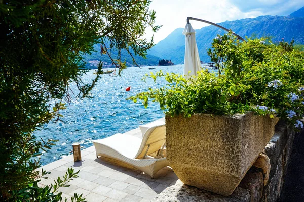 Tumbona de ratán blanco a orillas de una pintoresca bahía marina Boka Kotorska, Montenegro. — Foto de Stock