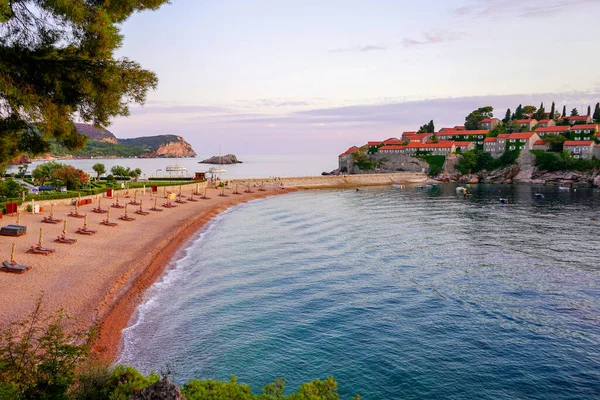 Ada Aman Sveti Stefan Karadağ 'ın en pahalı tatil beldelerinden biri. Sveti Stefan adasındaki tatiller birçok ünlü ve VIP turist arasında popülerdi. Villa Milocer, Yugoslavya Kraliçesi Maria 'nın eski yaz evi..