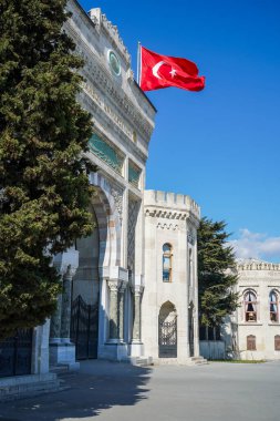 İstanbul Üniversitesi, Avrupa 'nın en eski on üniversitesinden biridir. Tarihi 1453 yılında başlamıştır ve Türkiye 'nin en büyük ve en prestijli üniversitesidir..