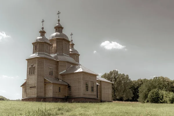 Een oude orthodoxe Oekraïense kerk. Houten structuur. Oude foto. — Stockfoto