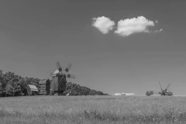 Antiguo Molino Viento Prado Verde Campo Cielo Azul Con Nubes —  Fotos de Stock