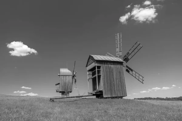 Antiguo Molino Viento Prado Verde Campo Cielo Azul Con Nubes —  Fotos de Stock