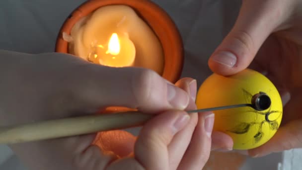 Artist ornaments Easter eggs with traditional bee-wax painting technique. Ukrainian motives. — Stock Video