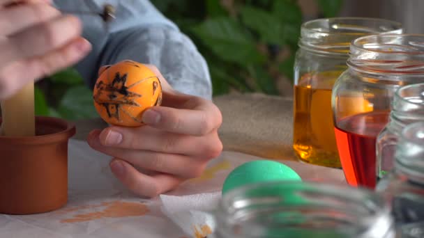 Umělec ozdoby Velikonoční vejce s tradiční včelí vosk malířské techniky. Ukrajinské motivy. — Stock video