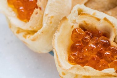 Kırmızı havyarlı ev yapımı gözleme..