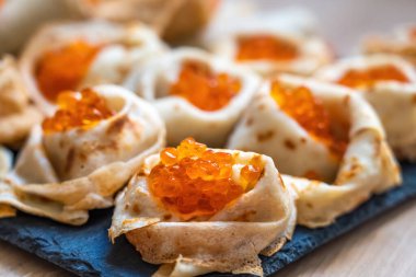 Kırmızı havyarlı ev yapımı gözleme, somon balığı, alabalık, kırmızı balık. Tabağı grafit tahtasında servis ediyorum..