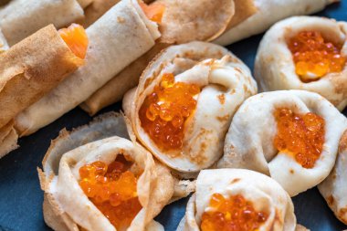 Kırmızı havyarlı ev yapımı gözleme, somon balığı, alabalık, kırmızı balık. Tabağı grafit tahtasında servis ediyorum..