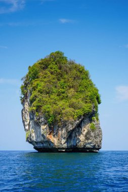 Phi Phi Adası yakınlarındaki kayalar. The Beach filmindeki ünlü yerler. Tayland adaları.