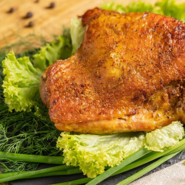 Kavrulmuş hindi butları. Üst Manzara. Şifalı otlarla süslenmiş hindi tabağı. Taş servis tahtası, ahşap arka plan.