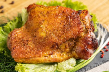 Kavrulmuş hindi butları. Üst Manzara. Şifalı otlarla süslenmiş hindi tabağı. Taş servis tahtası, ahşap arka plan.