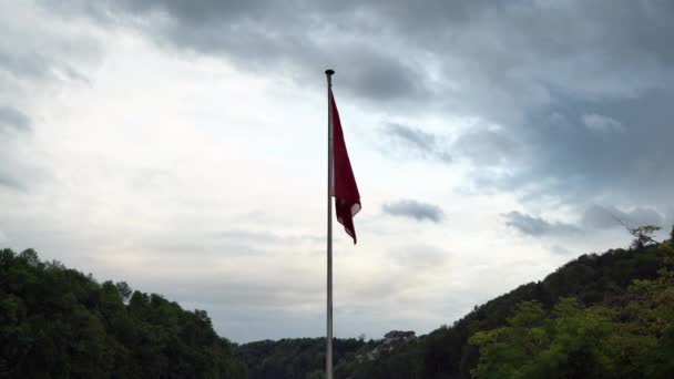 A bandeira suíça flutua no vento contra o pano de fundo do céu do pôr-do-sol. — Vídeo de Stock