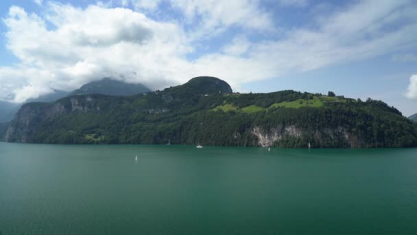 ターコイズブルーのブライエンツ湖のヨット、スイスのベルヌオーベルラントの壮大な山の景色。ブリエンツ湖を渡る観光客船. — ストック動画