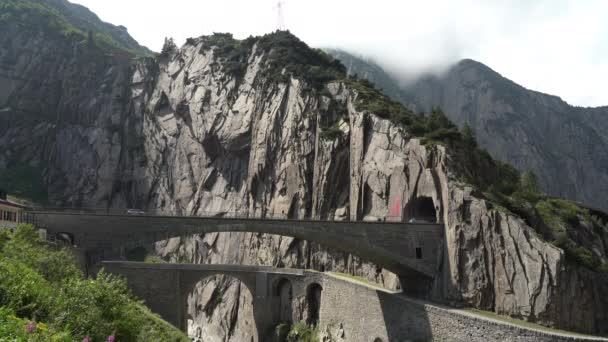 Ponte dos Demónios. Schollenen Gorge, Reuss superior, cantão de Uri entre Goschenen e Andermatt. Suíça. — Vídeo de Stock