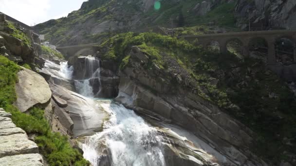 Ponte dei Diavoli. Schollenen Gorge, Reuss superiore, cantone di Uri tra Goschenen e Andermatt. Svizzera. — Video Stock