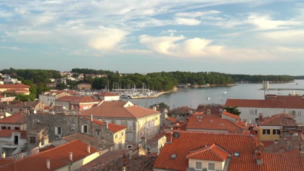 Panoramautsikt från Eufrasiusbasilikan i Porec hamn vid solnedgången, Kroatien. Turistbåtsrörelse. — Stockvideo