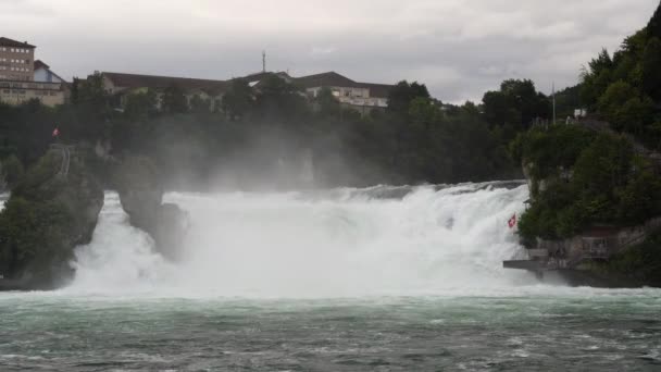 Filmación de las cataratas del Rin, la cascada más poderosa de Europa en el río Alto Rin. Día nublado de verano, Castillo de Laufen de fondo, Schaffhausen, Suiza. — Vídeos de Stock