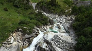 Şeytanlar Köprüsü. Schollenen Boğazı, Yukarı Reuss, Goschenen ve Andermatt arasında bir kanton idrar. İsviçre.