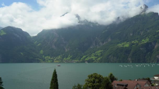 Jachten op het turquoise Brienzermeer, het spectaculaire berglandschap van het Berner Oberland, Zwitserland. Toeristische passagiersboten over het Brienzermeer. — Stockvideo