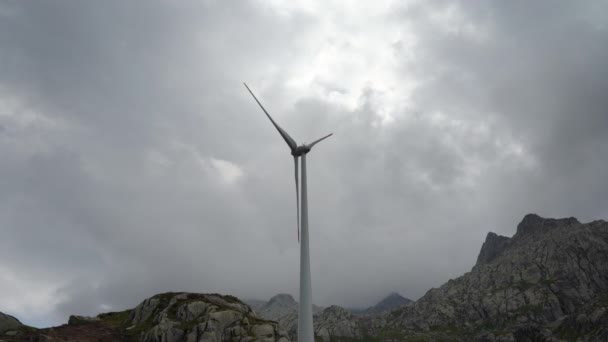 Ανεμογεννήτριες, τεχνολογίες ανανεώσιμων πηγών ενέργειας. Ανεμόμυλοι περιστρέφονται στο φόντο των βουνών και των νεφών. Πράσινη αιολική ενέργεια. — Αρχείο Βίντεο