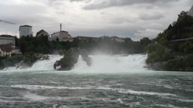 Ren Şelalesi 'nin görüntüleri. Avrupa' nın en güçlü şelalesi. Bulutlu bir yaz günü, arka planda Laufen Kalesi, Schaffhausen, İsviçre.