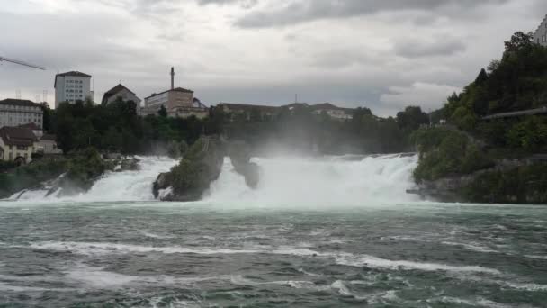 Images des chutes du Rhin, la cascade la plus puissante d'Europe sur le Haut Rhin. Jour d'été nuageux, Château Laufen en arrière-plan, Schaffhouse, Suisse. — Video