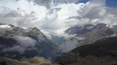 Zermatt Vadisi 'nin havadan görünüşü, güneş, bulutlar, İsviçre Alpleri.