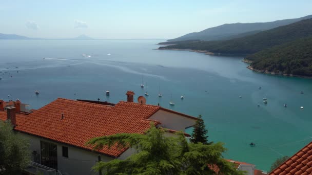 Vista Arial de la bahía del mar, en un día soleado de verano, el movimiento de barcos, Rabac, Istra, Croacia. — Vídeo de stock