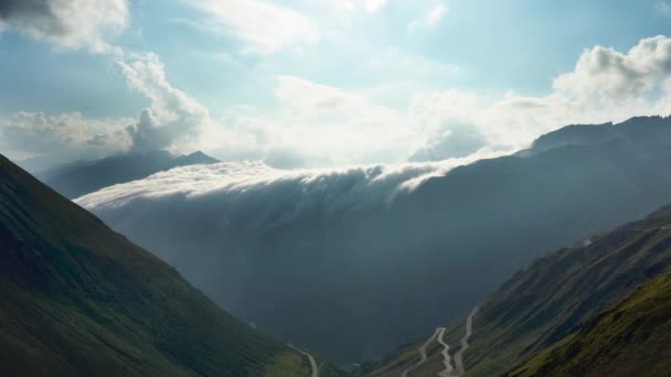 Imágenes de lapso de tiempo, nubes deslizándose por las montañas como una cascada en los Alpes suizos, Suiza. — Vídeos de Stock