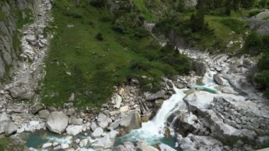 Şeytanlar Köprüsü. Schollenen Boğazı, Yukarı Reuss, Goschenen ve Andermatt arasında bir kanton idrar. İsviçre.