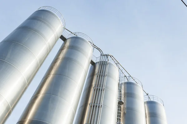 Silos industriais na indústria química — Fotografia de Stock