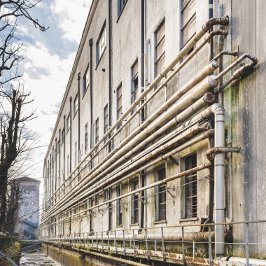 Eski fabrika ve borular