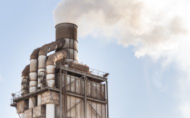 Beyaz duman yayar eski baca.