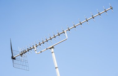 Televizyonda mavi gökyüzü hava