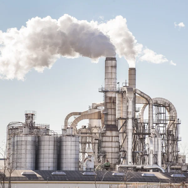 Camini e silos di una fabbrica . — Foto Stock