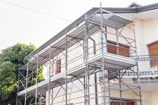 House and scaffold — Stock Photo, Image