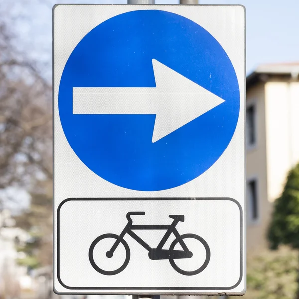 blaues schild mit fahrrad
