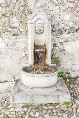 Küçük antik çeşme, taş.