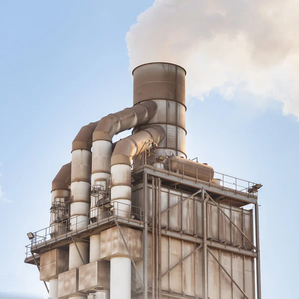 Old smokestack that emits white smoke. — Stock Photo, Image