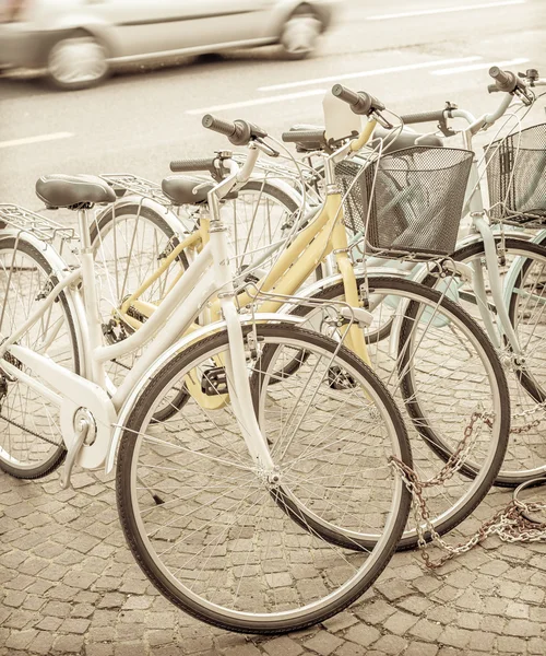 Bici parcheggiate sul marciapiede. Effetto vintage . — Foto Stock