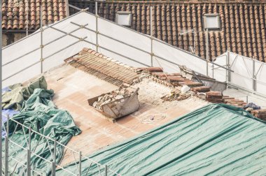 Bir çatı yenileme.