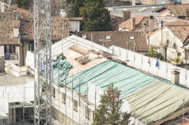 Bir çatı yenileme.