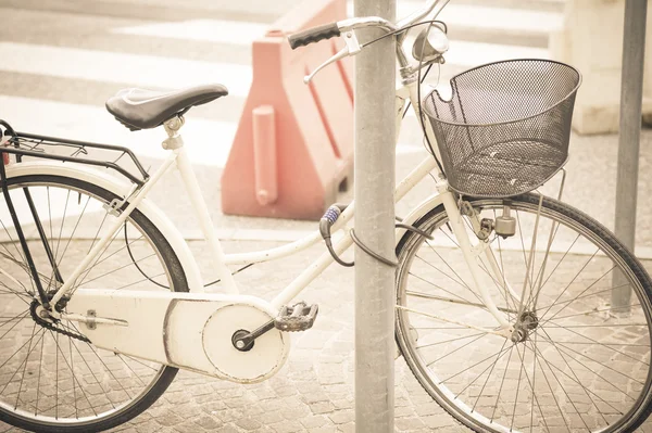 Női kerékpár parkolt az utcán — Stock Fotó