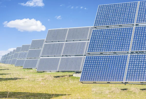 Yeşil enerji üretmek için güneş panelleri . — Stok fotoğraf