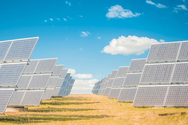 Yeşil enerji üretmek için güneş panelleri. — Stok fotoğraf